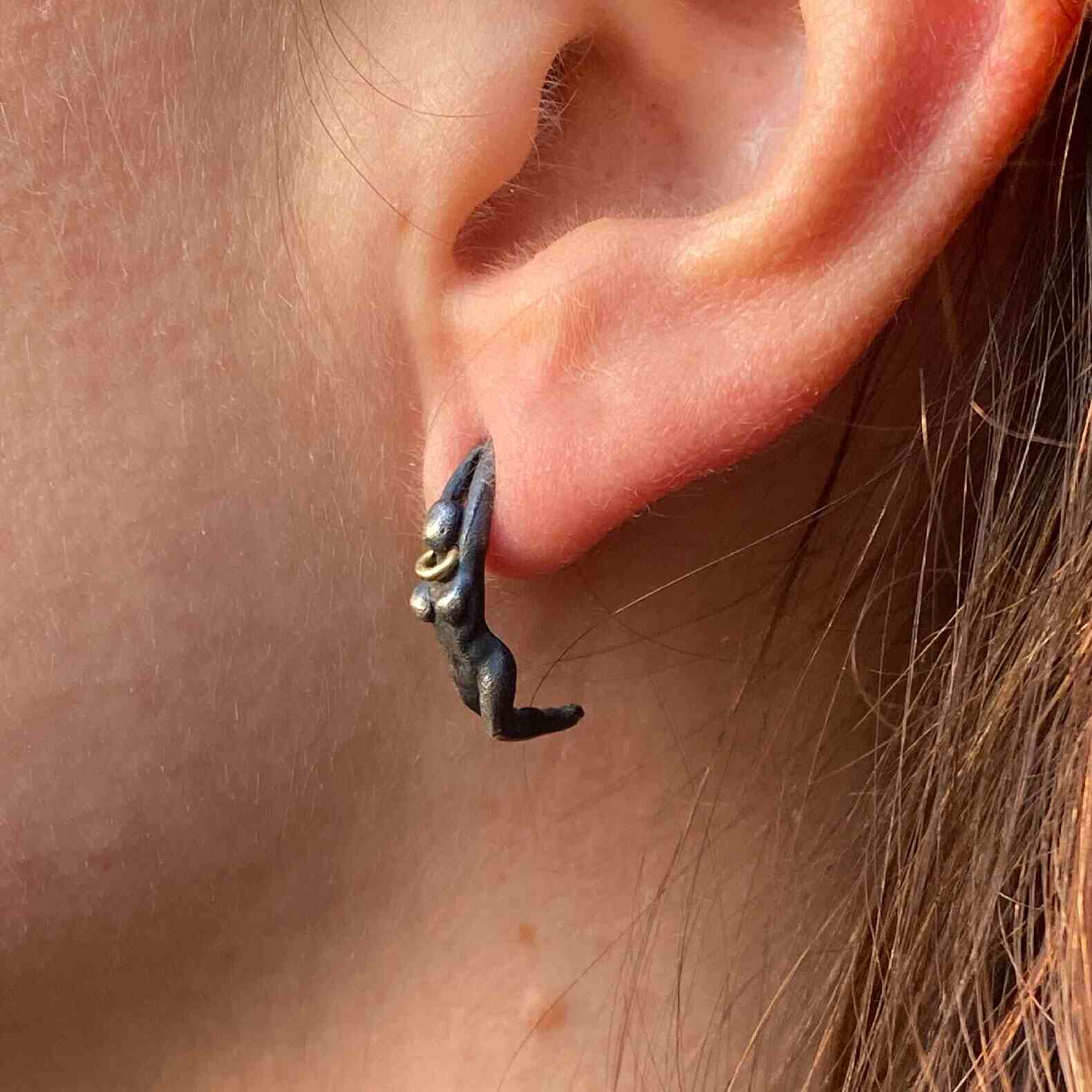 Pendientes plata y oro • cuerpo mujer