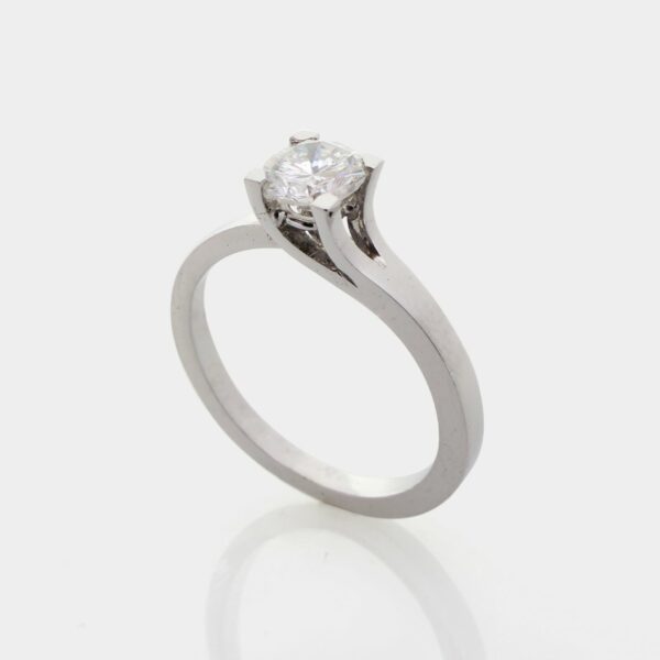 Anillo diamante de compromiso. Joya de oro blanco y diamante hecha a mano por Comin Joieria Creativa