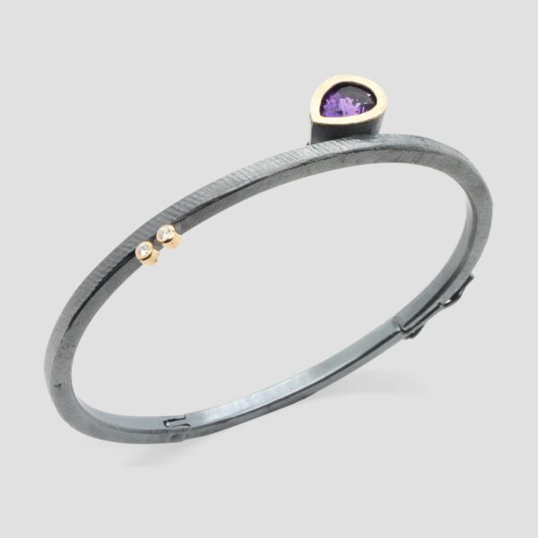 Pulsera amatista lágrima, de diamantes, amatista, oro y plata. Joya de Comin Joieria Creativa
