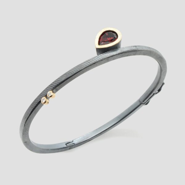 Pulsera granate lágrima, de diamantes, granate, oro y plata. Joya de Comin Joieria Creativa