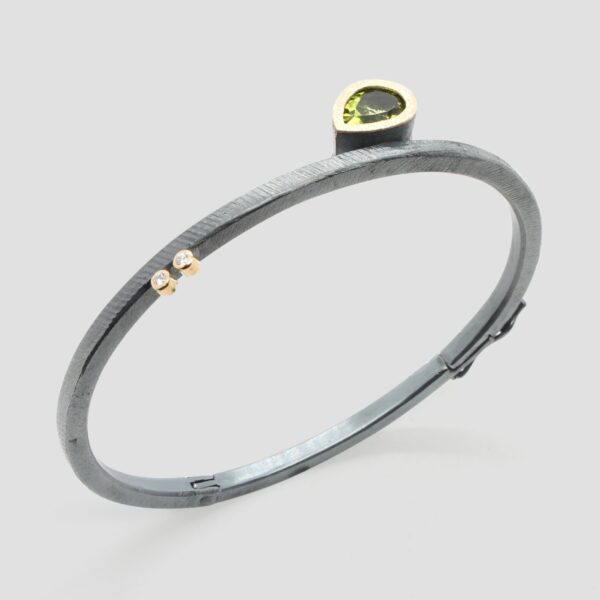 Pulsera peridoto lágrima, de diamantes, peridoto verde, oro y plata. Joya de Comin Joieria Creativa