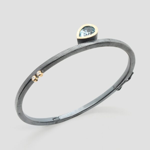 Pulsera topacio lágrima, de diamantes, topacio azul, oro y plata. Joya de Comin Joieria Creativa