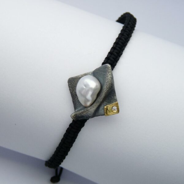 Pulsera perla de macramé, diamante, oro y plata. Joya creada por Comin Joieria Creativa