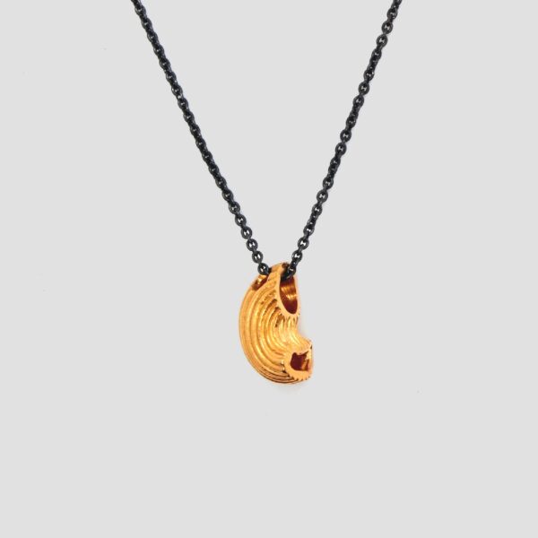 Collar galets solidarios de plata chapada en oro. Joya creada por Comin Joieria Creativa