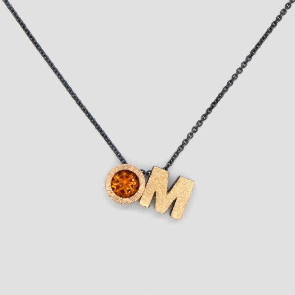 Colgante de letras personalizadas de plata y oro. Joya creada por Comin Joieria Creativa