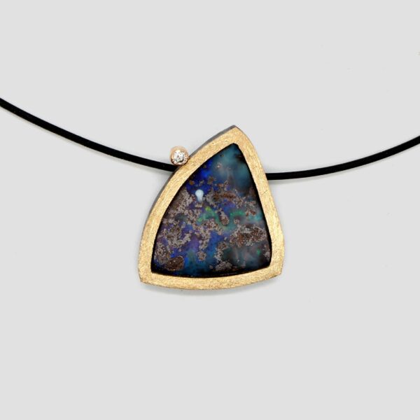 Colgante ópalo de plata, diamante y oro. Joya creada y hecha a mano por Comin Joieria Creativa