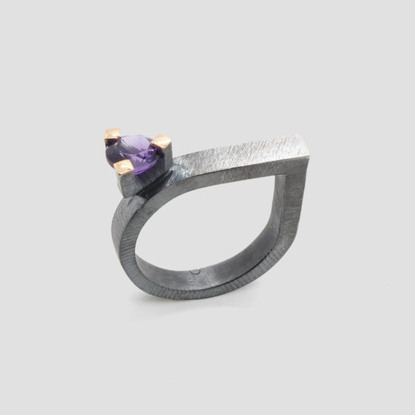 Anillo amatista de plata y oro amarillo, joya creada y hecha a mano por Comin Joieria Creativa