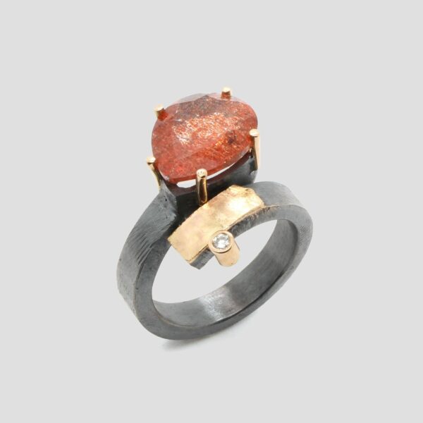 Anillo piedra sol de plata y oro amarillo, joya creada y hecha a mano por Comin Joieria Creativa