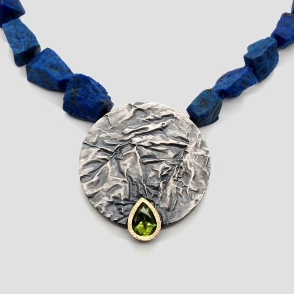 Collar lapislázulis y peridoto de plata y oro. Joya hecha a mano por Comin Joieria Creativa