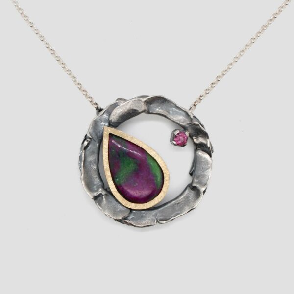 Collar rubí zoisita de plata, rodolito y oro. Joya creada y hecha a mano por Comin Joieria Creativa