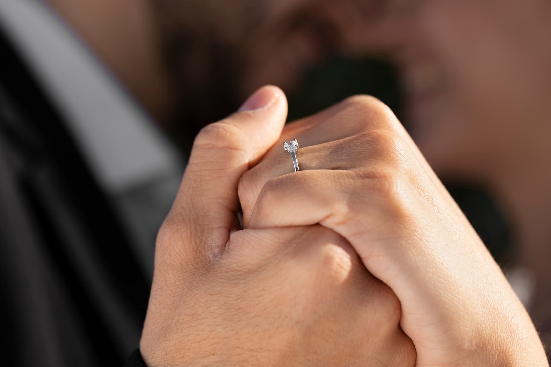 ¿Dónde se pone el anillo de compromiso? Tradiciones y significados