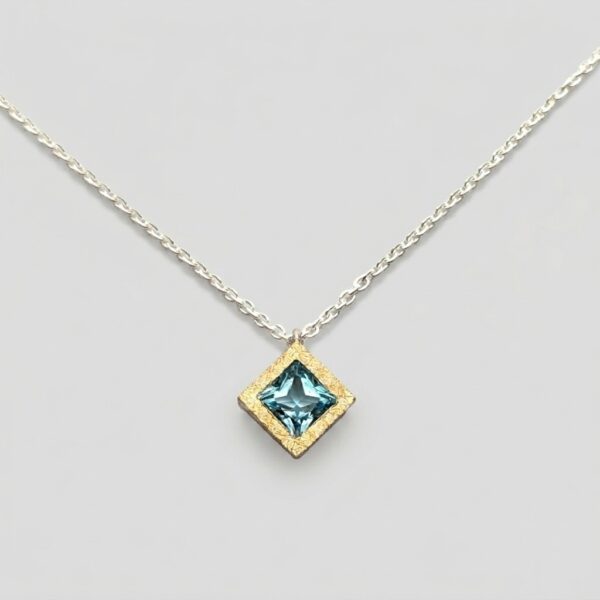 Collar topacio rombo
