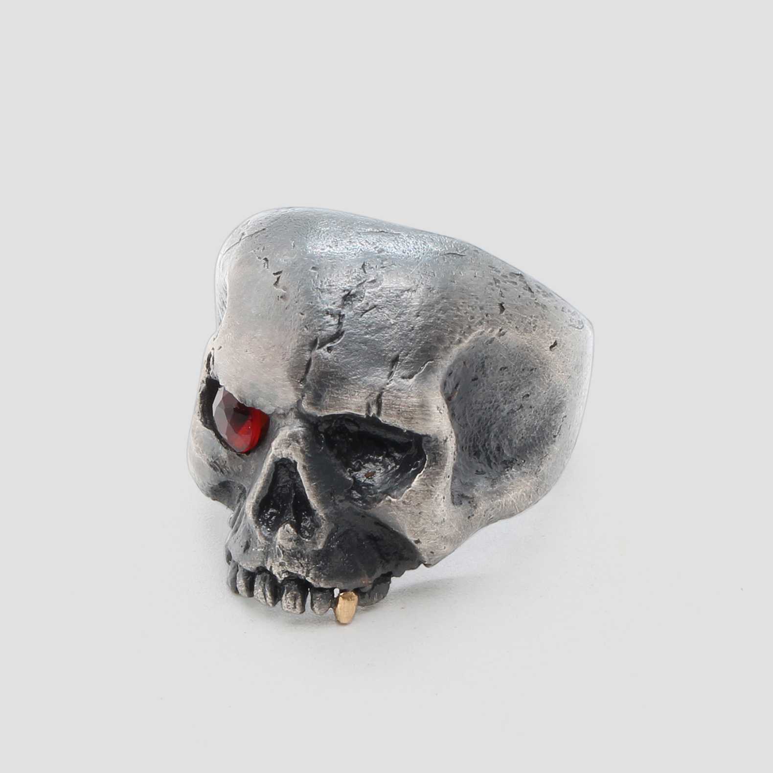 anillo-oro-piedra-calavera
